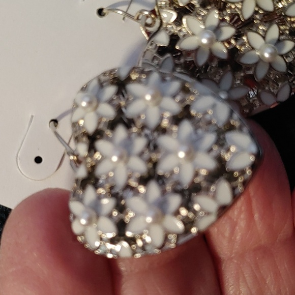 NWT Floral & Silver Tone Heart Earrings - Picture 2 of 7